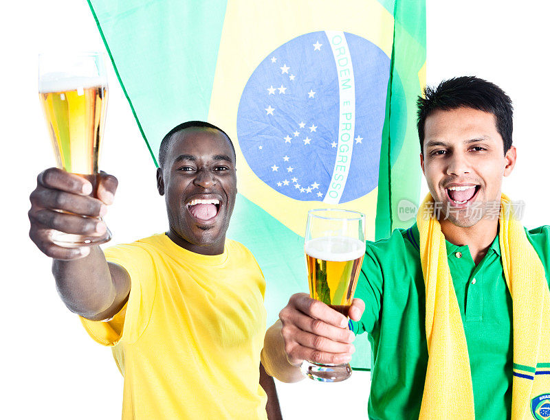 两名欣喜若狂的巴西球迷用啤酒为球队祝酒