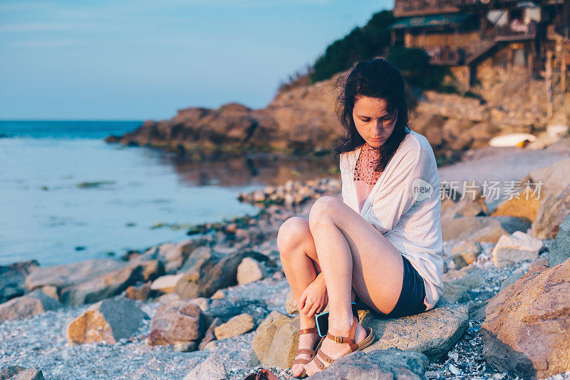 海滩上的郁闷女人