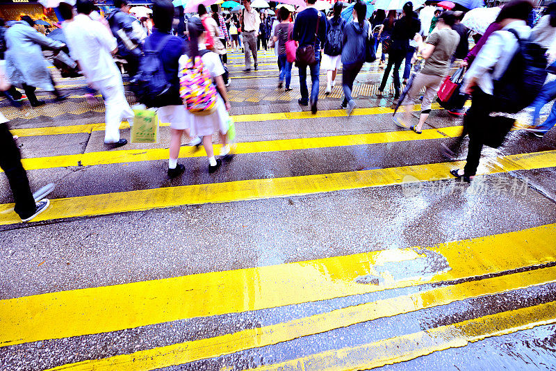 雨后穿过香港街道的行人