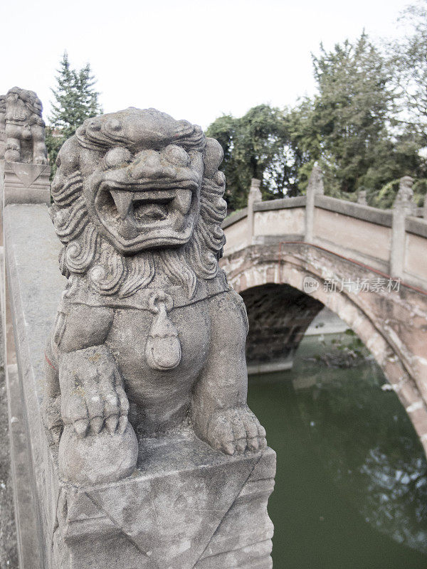 桥上雕刻的石狮，四川，中国