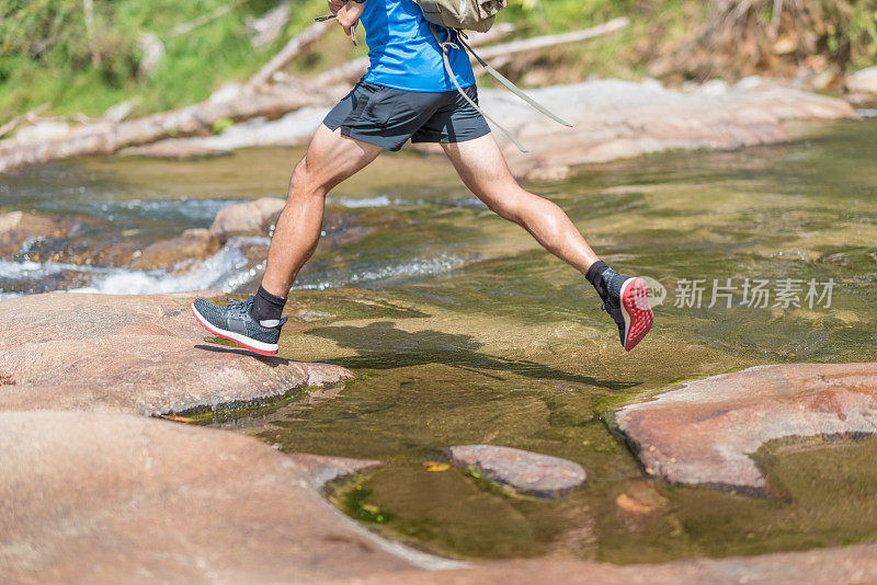 年轻的亚洲男子在热带森林夏季跑步健身