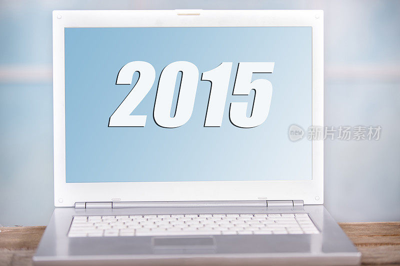 2015年在笔记本电脑显示器屏幕、键盘上。窗口。办公室。