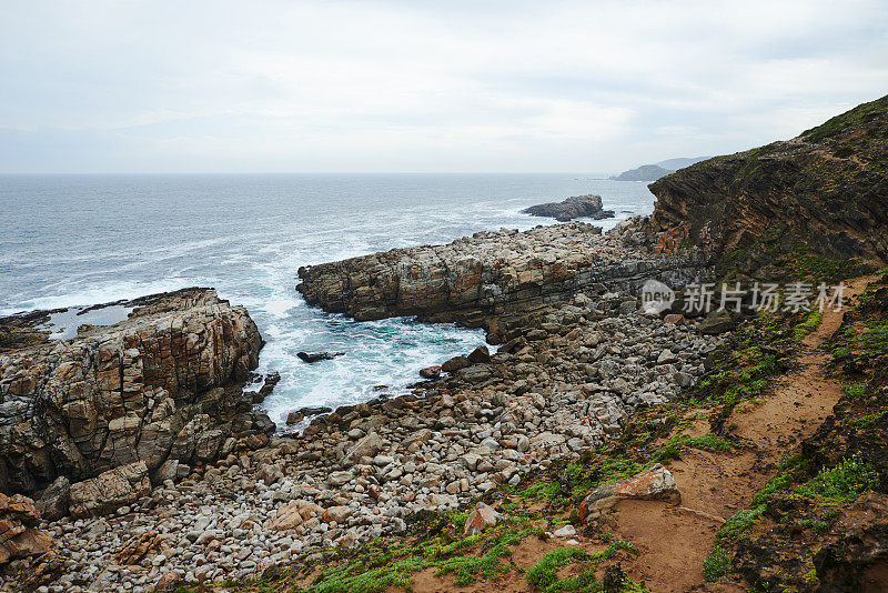 多岩石的海岸