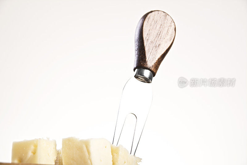 奶酪和小刀放在木板上