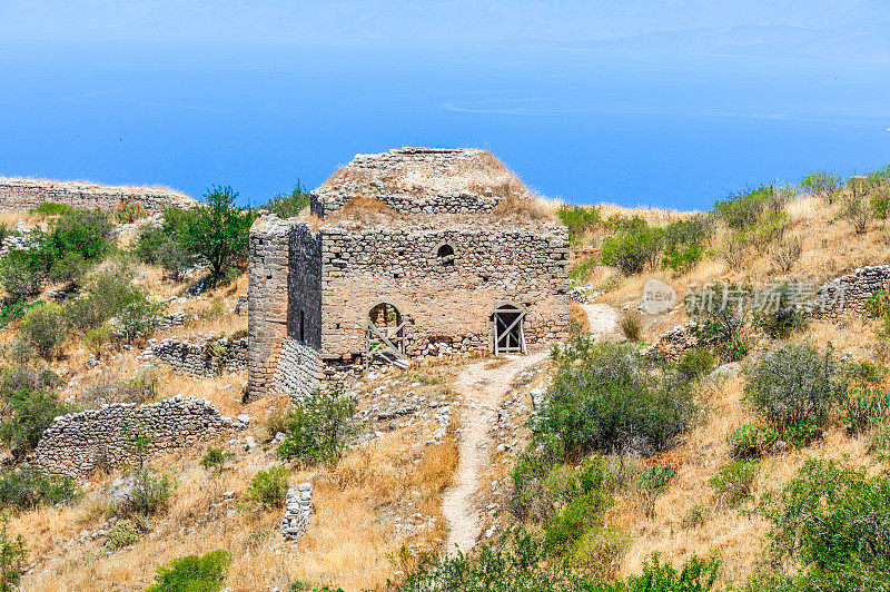 美丽的希腊海岸线上的废墟