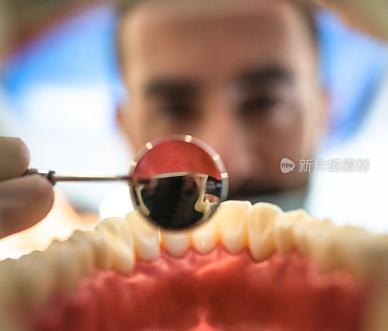 牙科医生检查牙齿