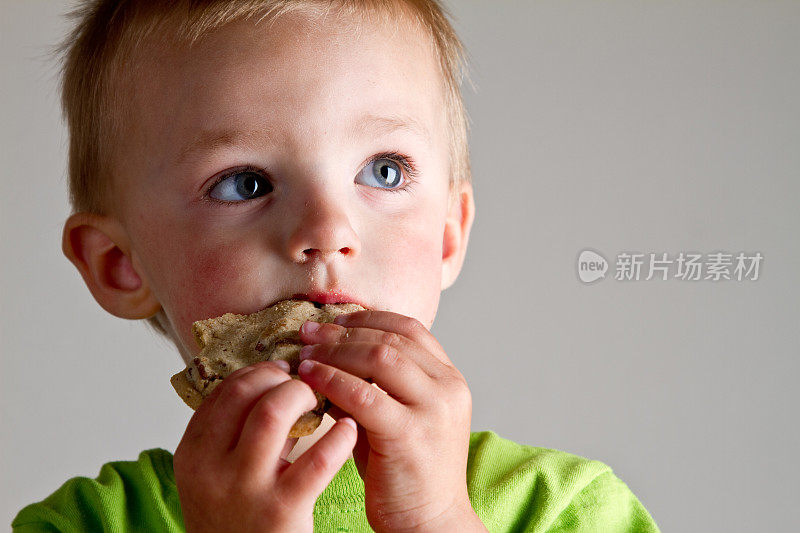 吃饼干的可爱男孩