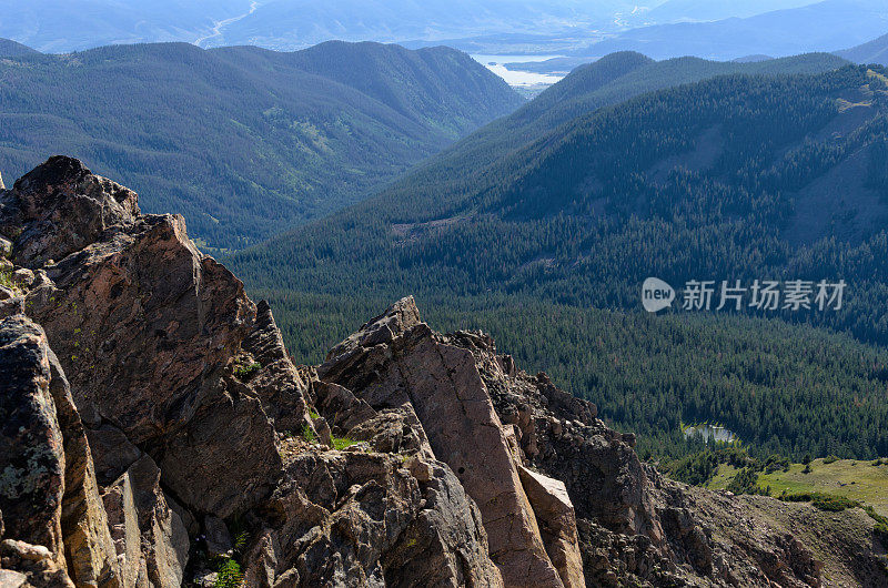 美丽的山景从顶峰