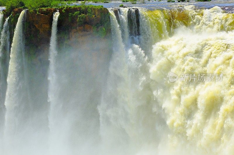 强大的伊瓜苏瀑布正面视图在阿根廷-南美