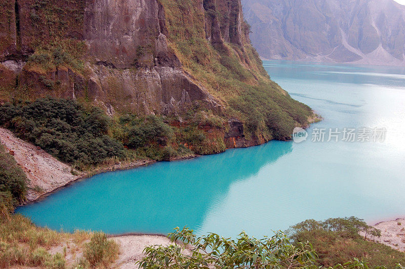 Pinatubo蓝色火山湖，菲律宾