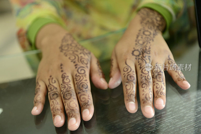 苏丹女性手上的传统指甲花纹身