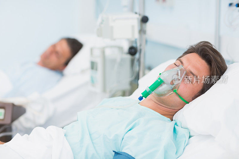 带着氧气面罩的昏迷病人