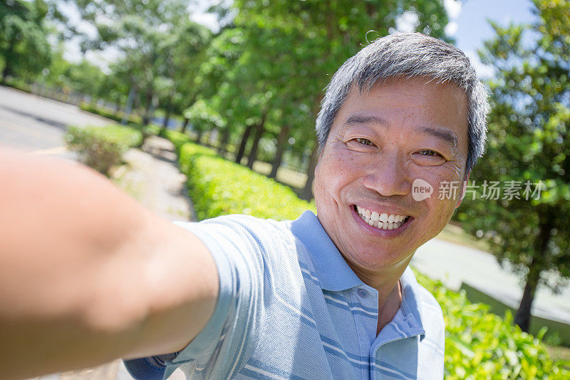 男人用智能手机自拍