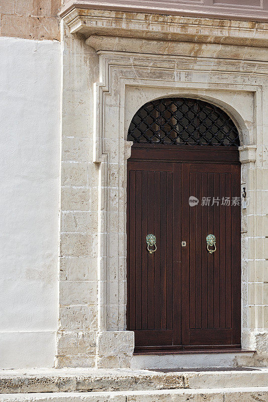 褐色的旧门