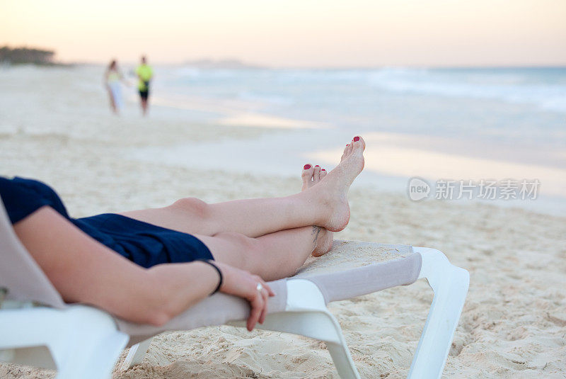 在美丽的海滩上放松的女人