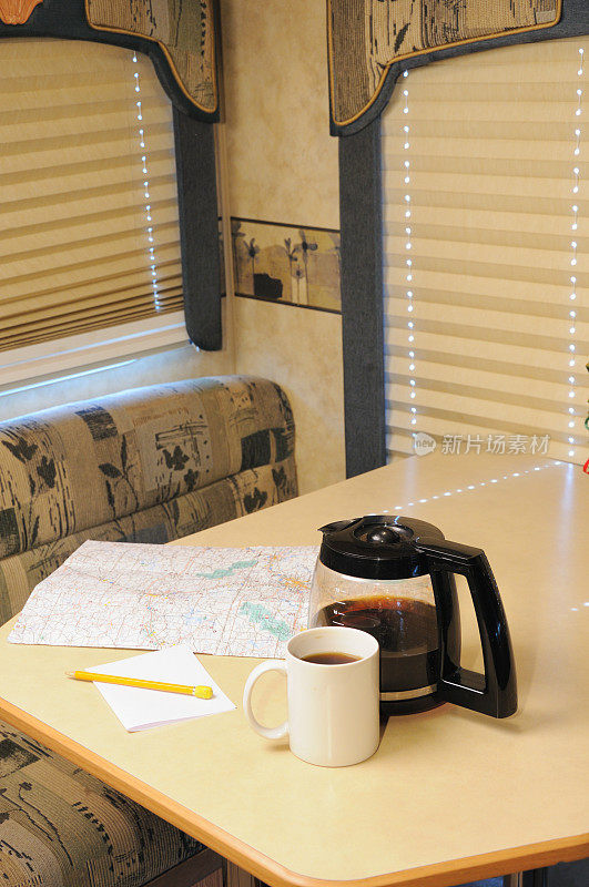 咖啡和地图在房车里
