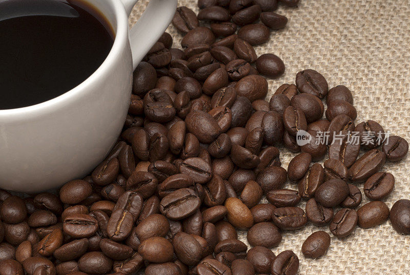 浓缩咖啡和咖啡豆的特写