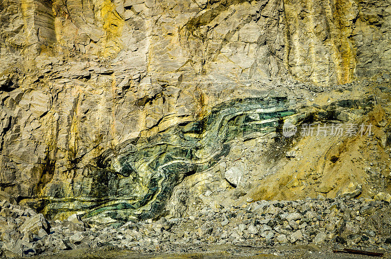 山墙内的绿色褶皱岩层