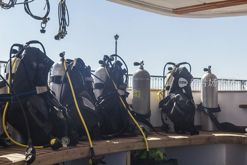 潜水设备在游艇的长凳上。气缸与空气