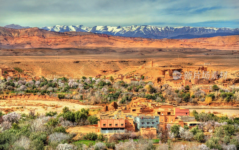 摩洛哥卡拉特姆戈纳镇上空的阿特拉斯雪山