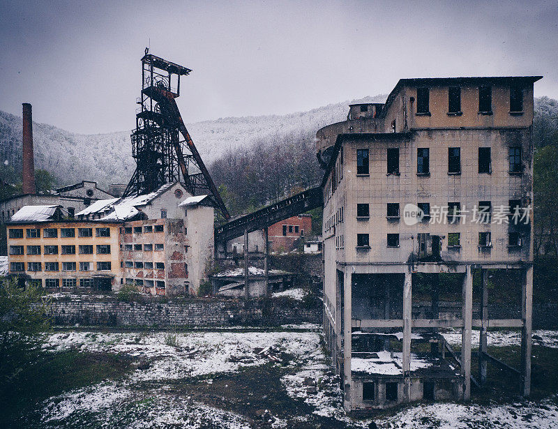 罗马尼亚阿尼纳废弃采矿设施的冬季后工业景观(下雪)
