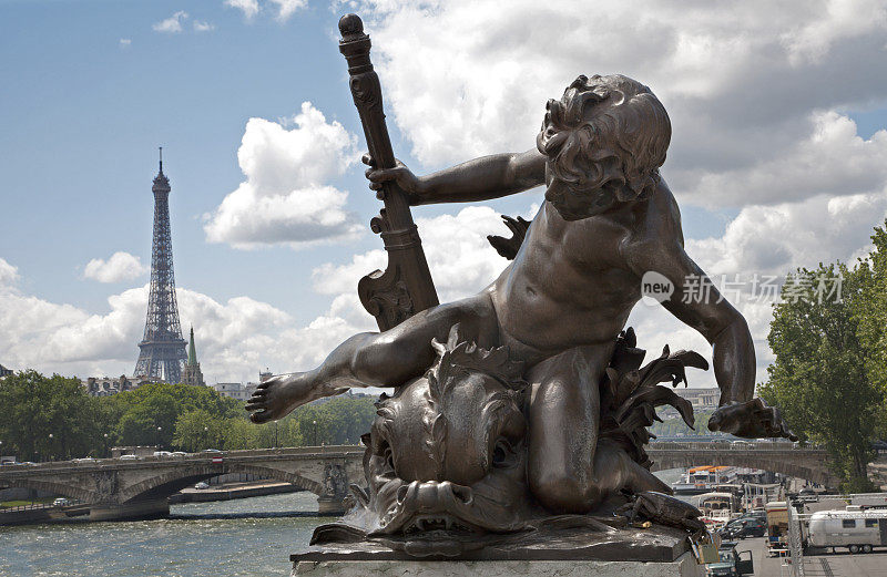 巴黎——亚历山大三世大桥和埃菲尔铁塔的雕像