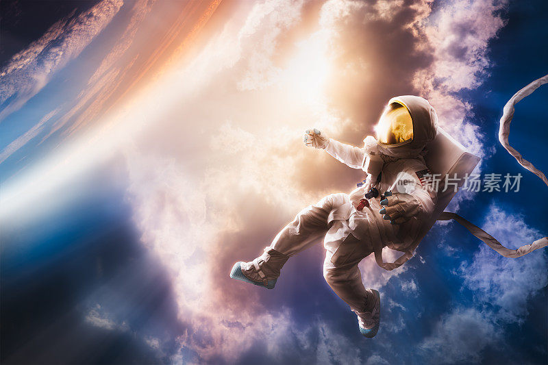 宇航员漂浮在大气层中