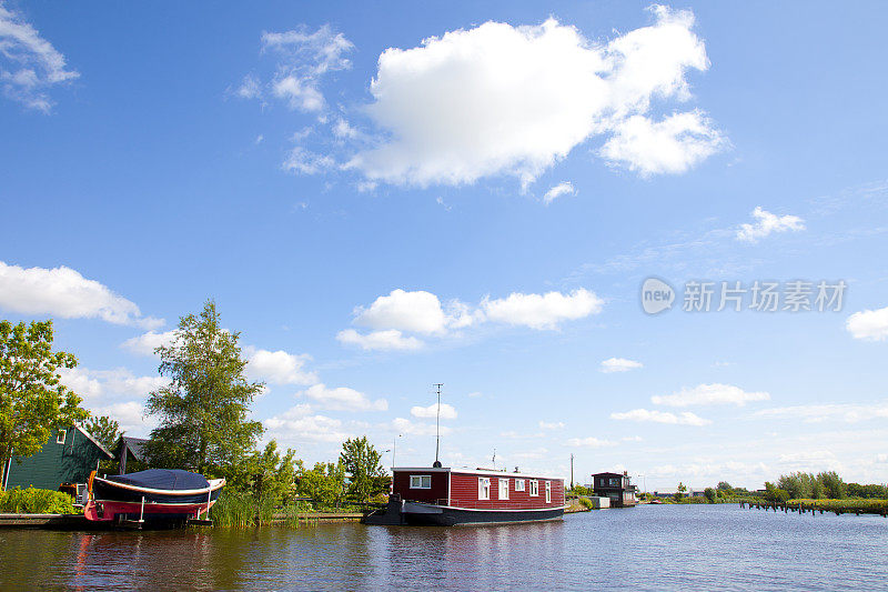 荷兰小河边的荷兰船屋，荷兰的风景
