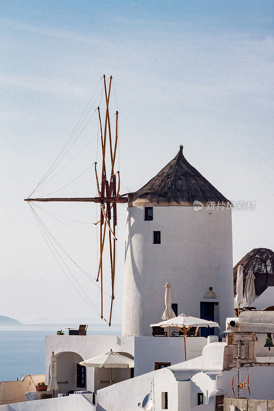 希腊圣托里尼的风车伊亚村