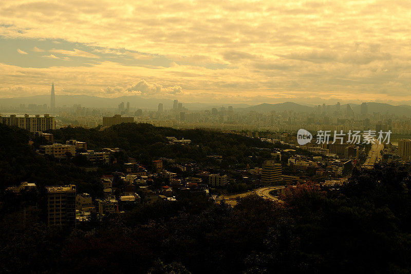 日出时的首尔市景