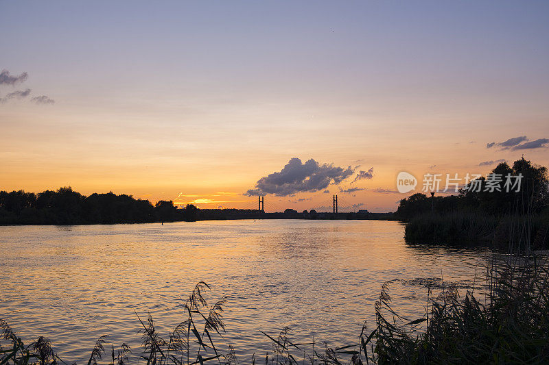 夏天，坎彭附近的IJssel河上的日落