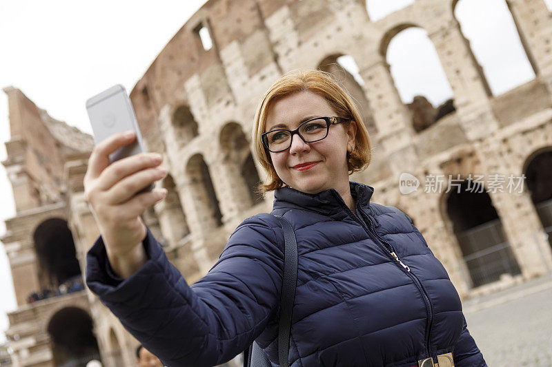 游客在罗马圆形大剧场前自拍