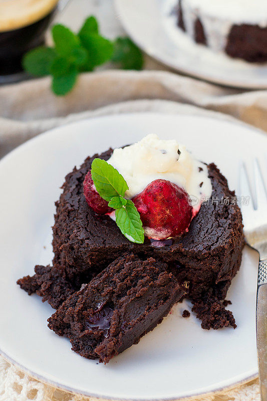 熔融巧克力软糖蛋糕，香草冰淇淋和草莓