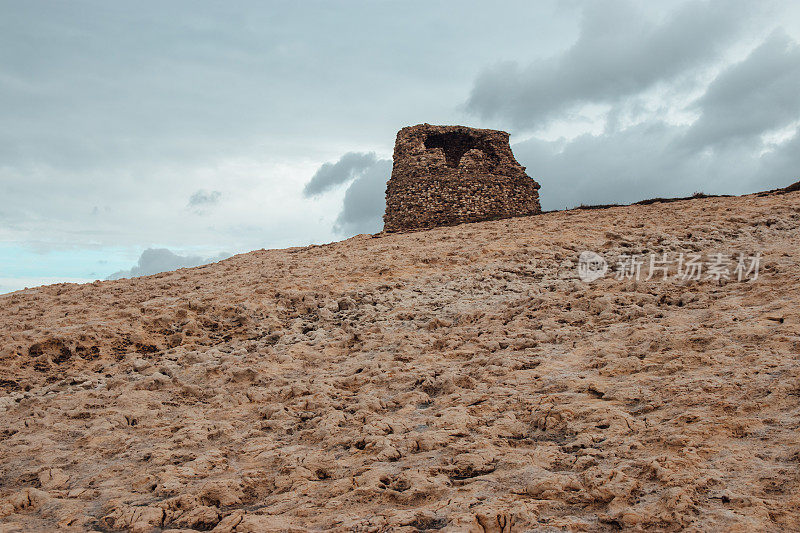 撒丁岛破旧的瞭望塔