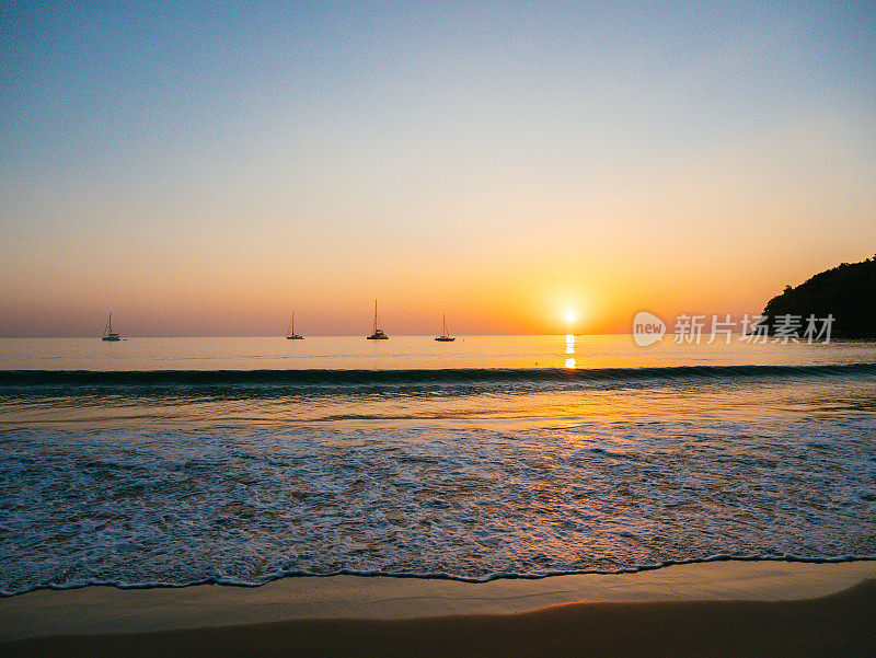 令人惊叹的日落在海滩-地平线，大海和波浪在普吉岛