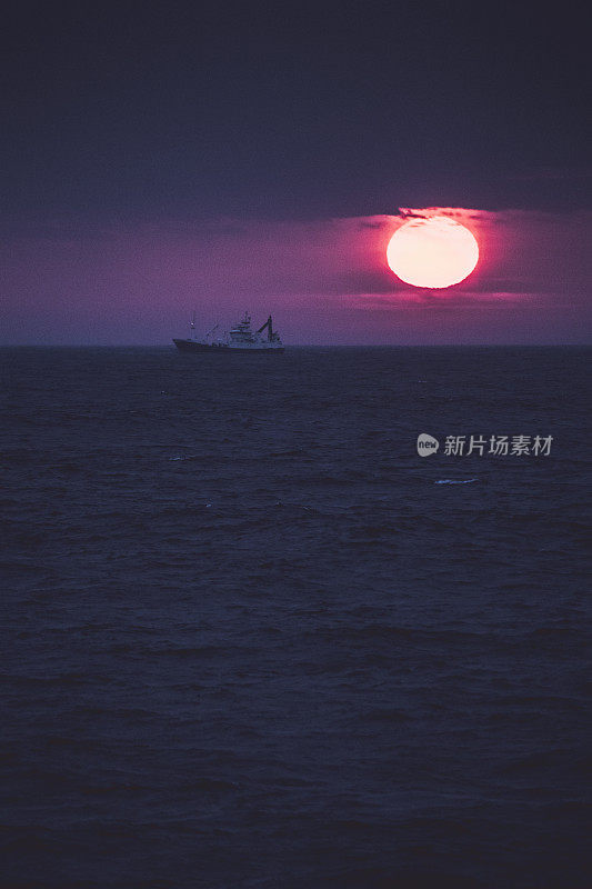 挪威峡湾的暴风雨日落