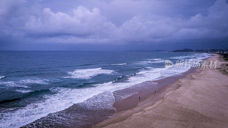 沿海岸的海浪鸟瞰图