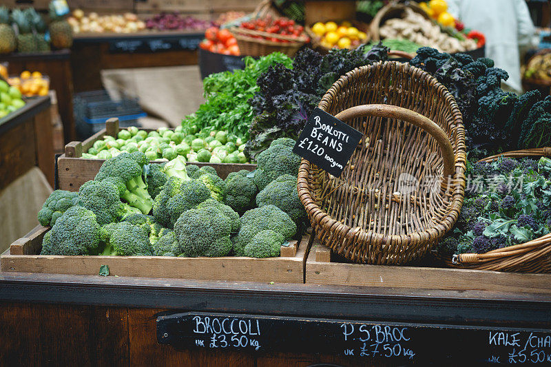 农贸市场的蔬菜摊，包括芹菜、防风草和花椰菜。