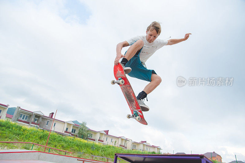 年轻的滑板运动员在跳跃
