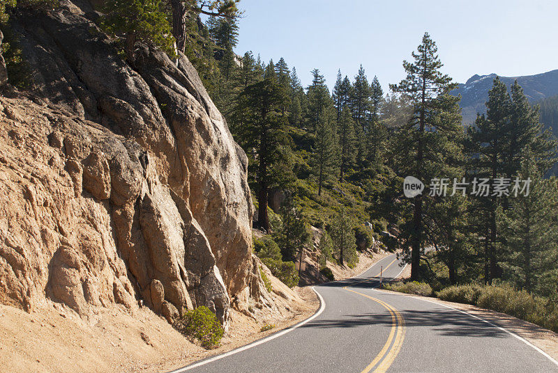 穿过岩石露头的公路通向加利福尼亚的索诺拉隘口