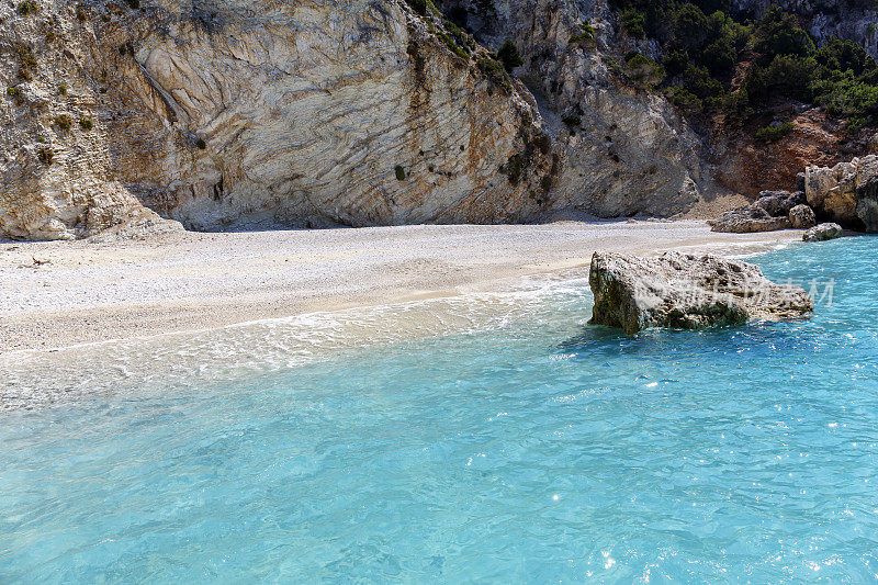 在希腊爱奥尼亚群岛的伊萨卡岛，有着水晶般清澈绿松石般的海水的偏远海滩