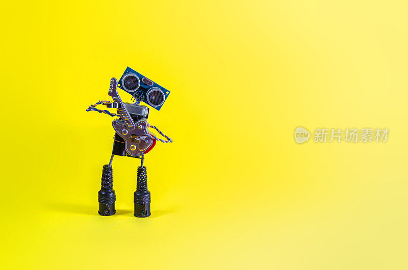 滑稽，活泼，可爱，迷人的机器人在黄色的背景上弹吉他