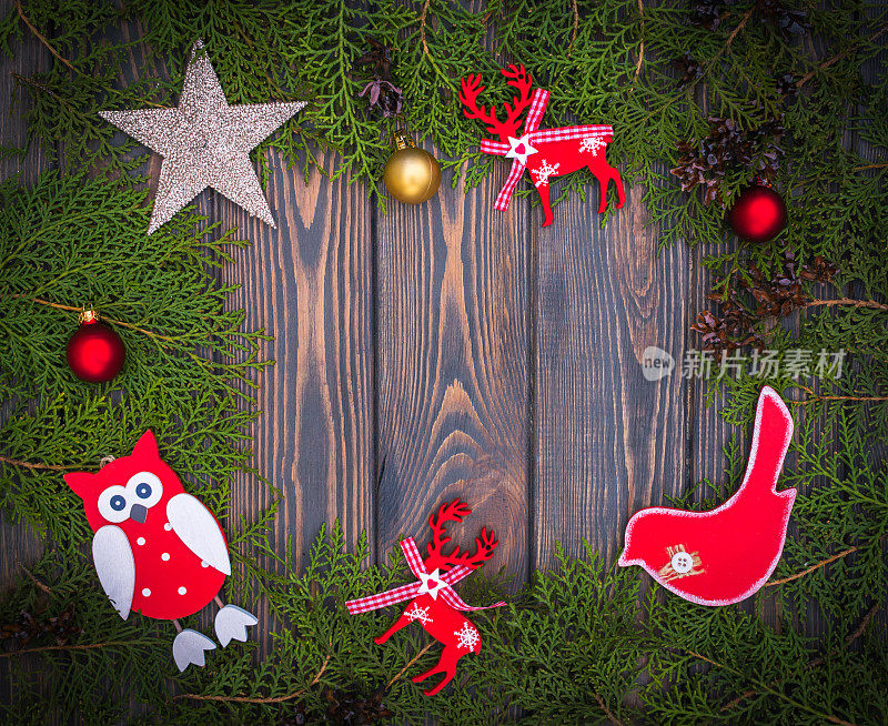 手工制作的圣诞树玩具和绿色的云杉树枝