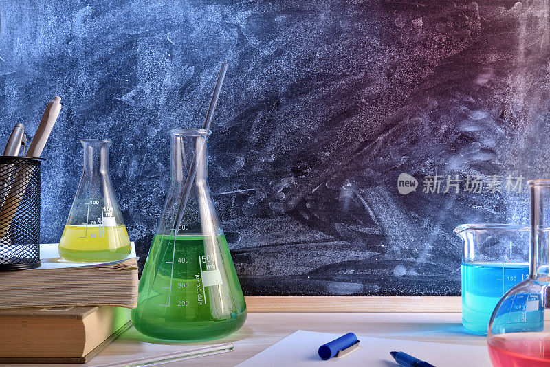 化学教学的课桌和黑板概观