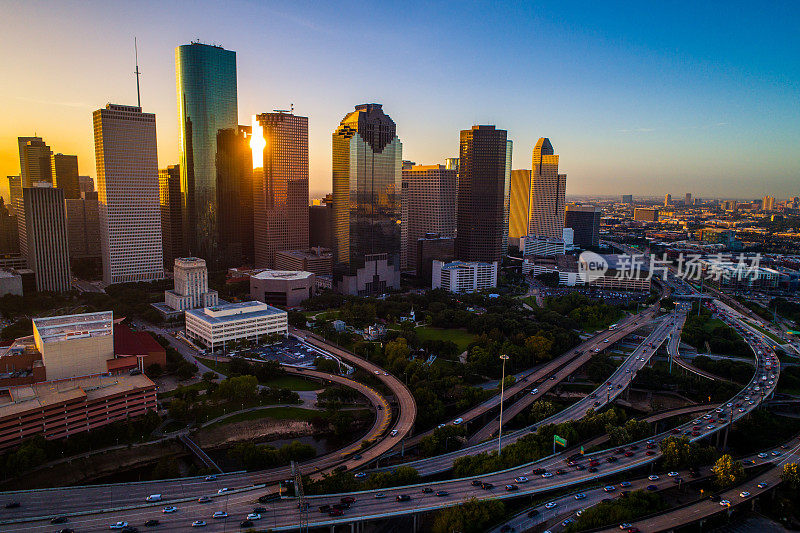 休斯顿德克萨斯州无人机日出看城市天际线，多彩的早晨市中心