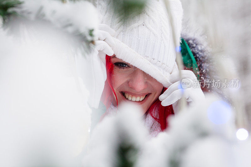 白雪森林里一个女孩的肖像