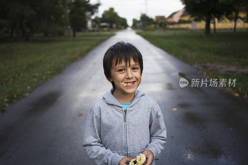 小街上可爱的男孩