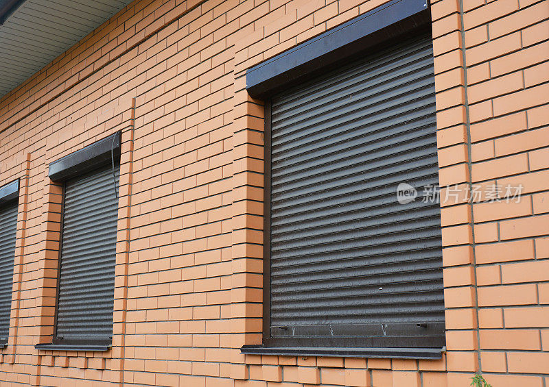 带卷帘的砖房窗户，用于房屋保护。