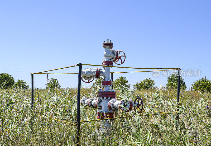 油井用于石油和天然气生产。油井井口设备。石油生产
