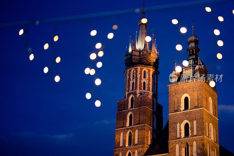 克拉科夫圣诞市场上的圣诞彩灯，背景是圣玛丽教堂